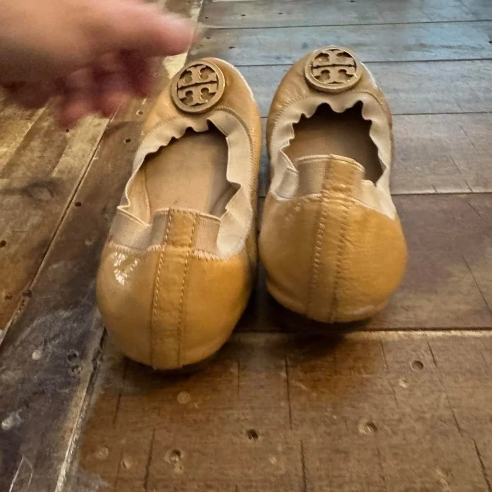 Tory Burch Reva Ballet Flats Tan Patent Leather Gold Logo Medallion Scrunch Back